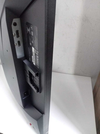 MSI MAG 272F 27